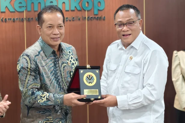 Menteri Koperasi Ferry Juliantono dan Menteri Lingkungan Hidup Mohammad Jumhur Hidayat
