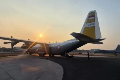 Pesawat Hercules C-130 Milik TNI AU bakal membawa paket bantuan Presiden untuk Korban Gempa NTT. (Sumber: Bakom RI)