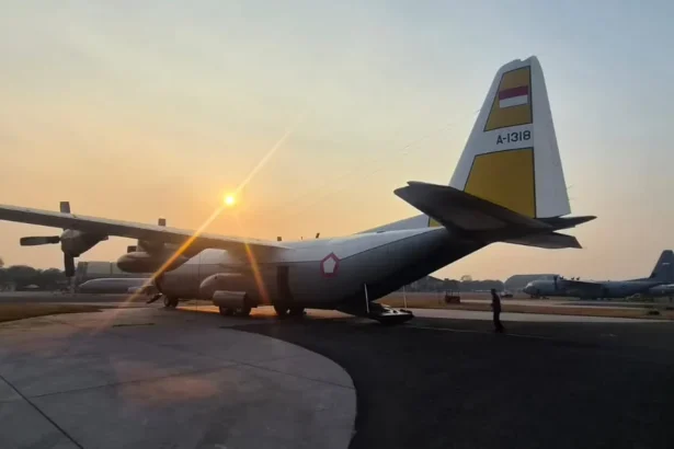 Pesawat Hercules C-130 Milik TNI AU bakal membawa paket bantuan Presiden untuk Korban Gempa NTT. (Sumber: Bakom RI)