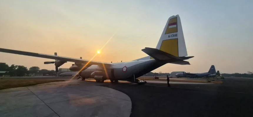 Pesawat Hercules C-130 Milik TNI AU bakal membawa paket bantuan Presiden untuk Korban Gempa NTT. (Sumber: Bakom RI)