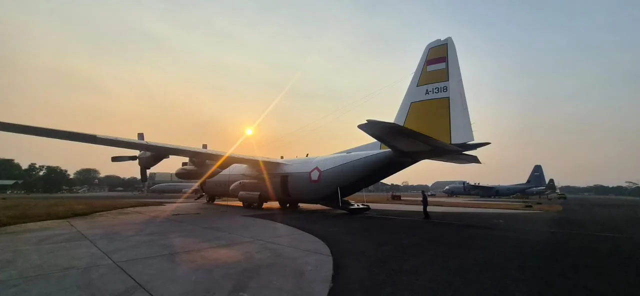 Pesawat Hercules C-130 Milik TNI AU bakal membawa paket bantuan Presiden untuk Korban Gempa NTT. (Sumber: Bakom RI)