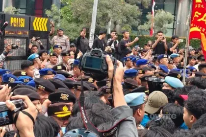 Massa aksi Badan Eksekutif Mahasiswa Universitas Indonesia (BEM UI) yang berencana menggelar aksi demonstrasi di kawasan Bundaran Hotel Indonesia (HI), Jakarta Pusat, tertahan di sekitar depan Gedung UOB terlibat saling dorong dengan aparat keamanan
