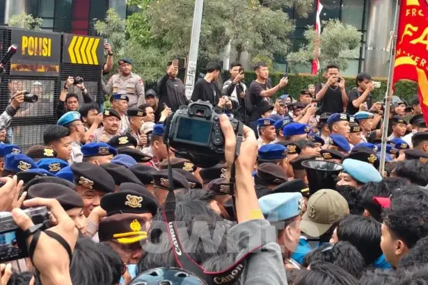 Massa aksi Badan Eksekutif Mahasiswa Universitas Indonesia (BEM UI) yang berencana menggelar aksi demonstrasi di kawasan Bundaran Hotel Indonesia (HI), Jakarta Pusat, tertahan di sekitar depan Gedung UOB terlibat saling dorong dengan aparat keamanan