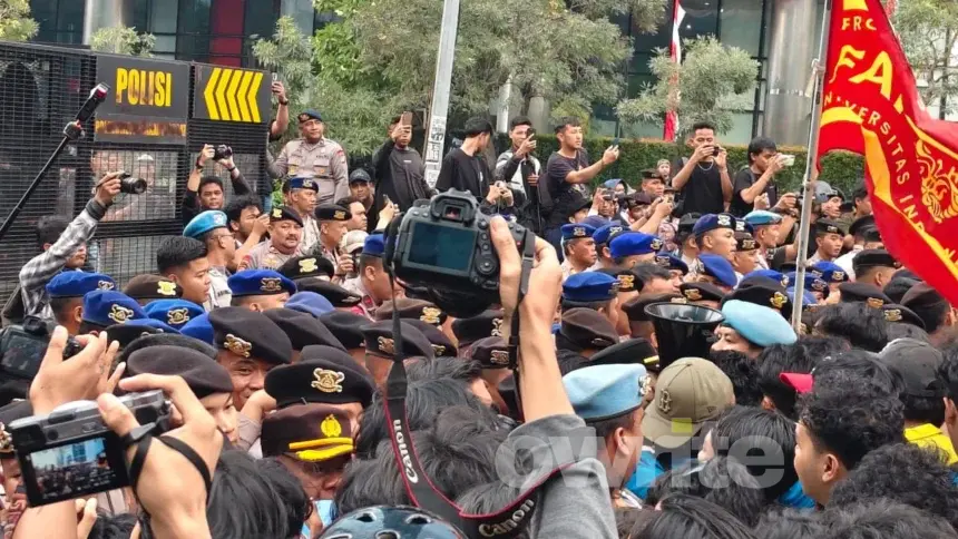 Massa aksi Badan Eksekutif Mahasiswa Universitas Indonesia (BEM UI) yang berencana menggelar aksi demonstrasi di kawasan Bundaran Hotel Indonesia (HI), Jakarta Pusat, tertahan di sekitar depan Gedung UOB terlibat saling dorong dengan aparat keamanan