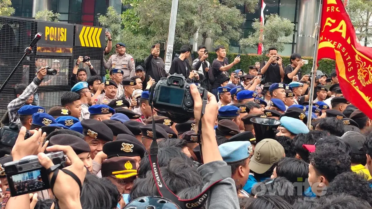Massa aksi Badan Eksekutif Mahasiswa Universitas Indonesia (BEM UI) yang berencana menggelar aksi demonstrasi di kawasan Bundaran Hotel Indonesia (HI), Jakarta Pusat, tertahan di sekitar depan Gedung UOB terlibat saling dorong dengan aparat keamanan