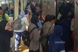 Penumpukkan penumpang KRL yang terjadi di Stasiun Bojonggede, Kabuoaten Bogor, Jawa Barat.