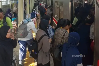 Penumpukkan penumpang KRL yang terjadi di Stasiun Bojonggede, Kabuoaten Bogor, Jawa Barat.
