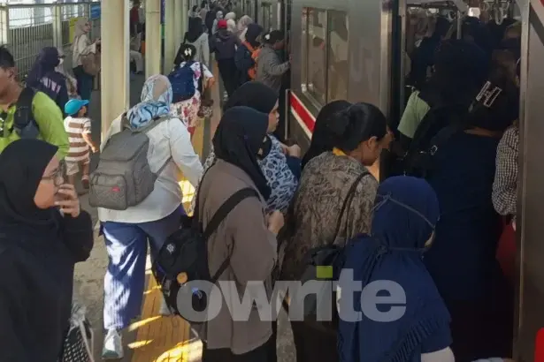 Penumpukkan penumpang KRL yang terjadi di Stasiun Bojonggede, Kabuoaten Bogor, Jawa Barat.