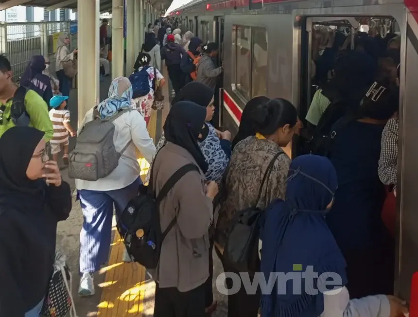 Penumpukkan penumpang KRL yang terjadi di Stasiun Bojonggede, Kabuoaten Bogor, Jawa Barat.