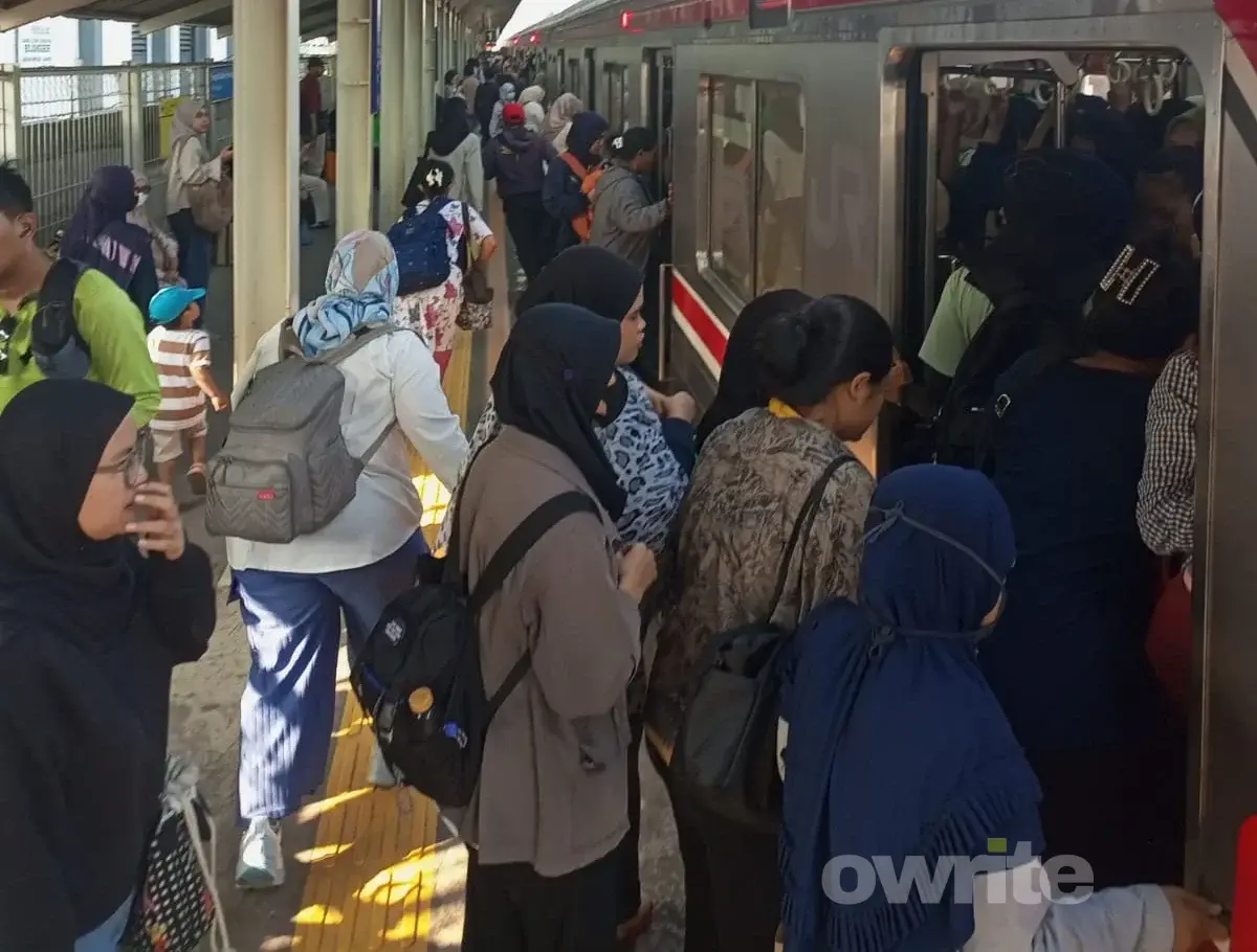 Penumpukkan penumpang KRL yang terjadi di Stasiun Bojonggede, Kabuoaten Bogor, Jawa Barat.