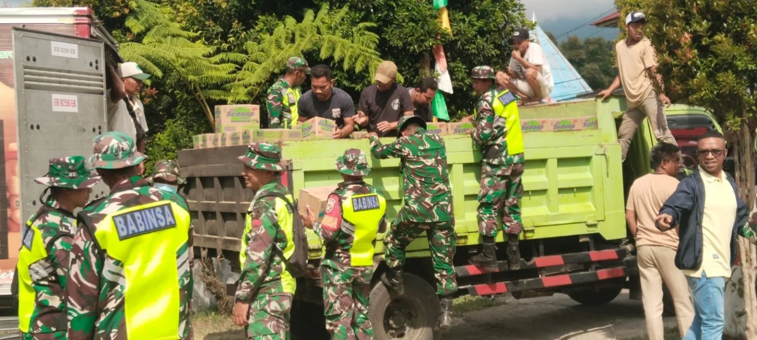 Prajurit TNI kirimkan bantuan logistik gempa NTT, 22 Agustus 2026.