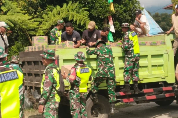 Prajurit TNI kirimkan bantuan logistik gempa NTT, 22 Agustus 2026.