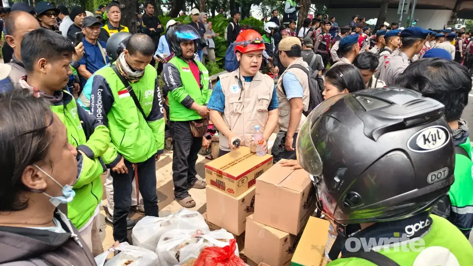 Logistik untuk massa sempat tertahan di depan Spark, Senayan (Foto: Owrite/Hadi Febriansyah)