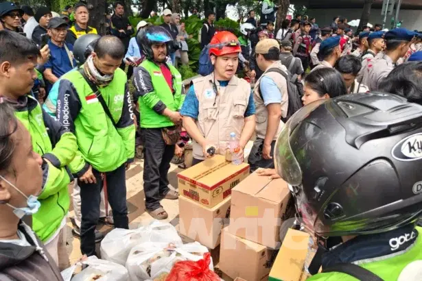 Logistik untuk massa sempat tertahan di depan Spark, Senayan (Foto: Owrite/Hadi Febriansyah)