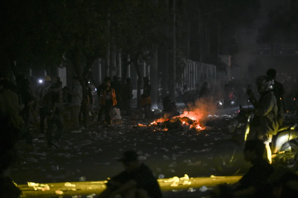 Massa membakar sampah di jalan saat mengelar aksi di depan kawasan Gedung DPR/MPR, Jakarta. (Sumber: Antara Foto/afidz Mubarak A/foc)