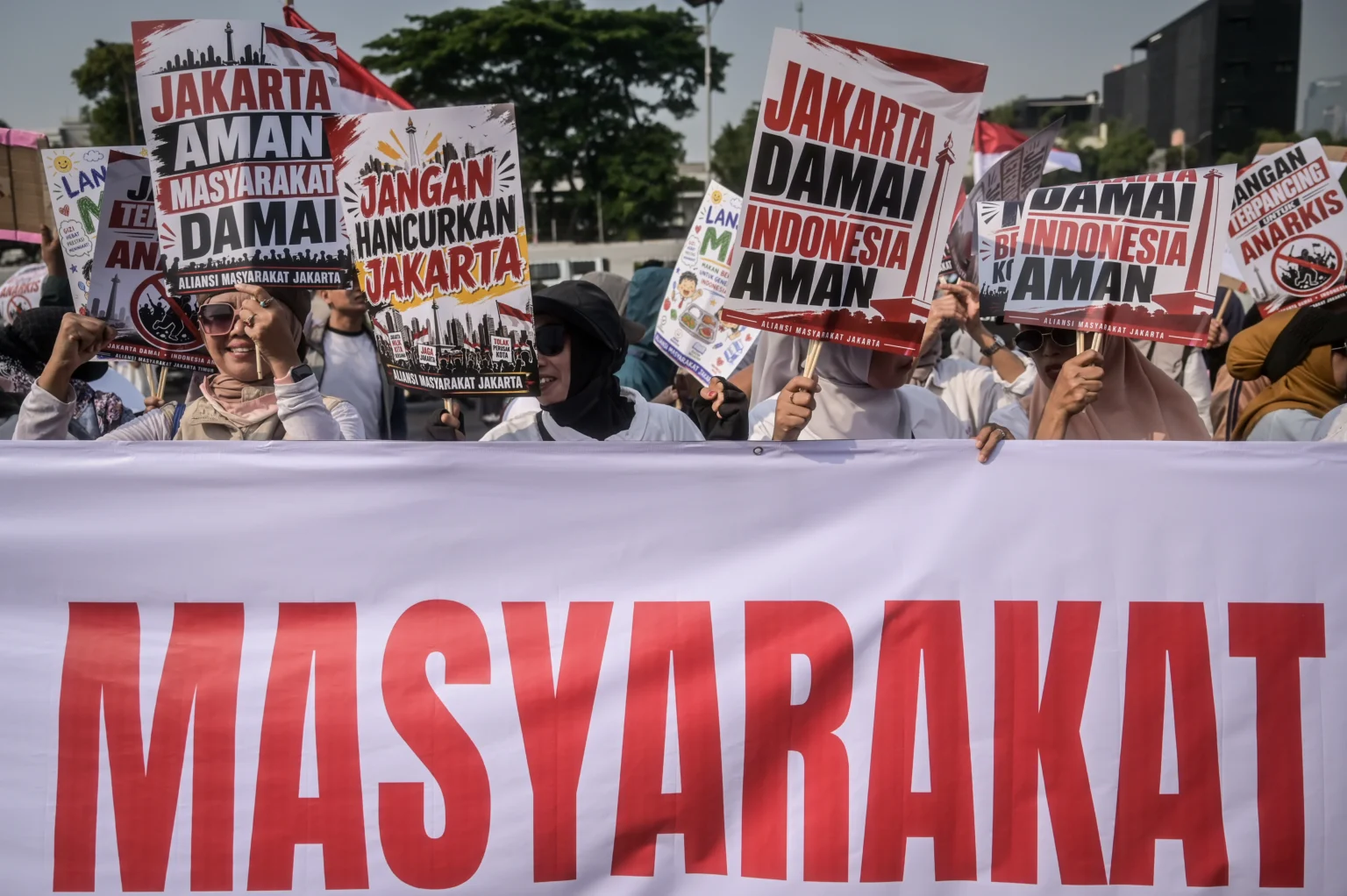 Peserta aksi yang tergabung dalam Aliansi Masyarakat Jakarta melakukan aksi damai di depan Gedung Parlemen, Jakarta,