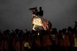 Mahasiswa menggelar aksi keprihatinan atas OTT KPK yang menjerat Rektor Universitas Jenderal Soedirman (Unsoed) Profesor Akhmad Sodiq di Patung Jenderal Soedirman depan gedung pusat Unsoed, Purwokerto, Banyumas, Jawa Tengah, Jumat (21/8/2026).