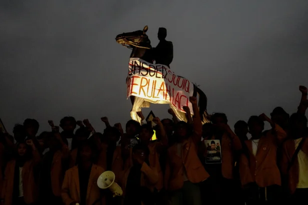 Mahasiswa menggelar aksi keprihatinan atas OTT KPK yang menjerat Rektor Universitas Jenderal Soedirman (Unsoed) Profesor Akhmad Sodiq di Patung Jenderal Soedirman depan gedung pusat Unsoed, Purwokerto, Banyumas, Jawa Tengah, Jumat (21/8/2026).