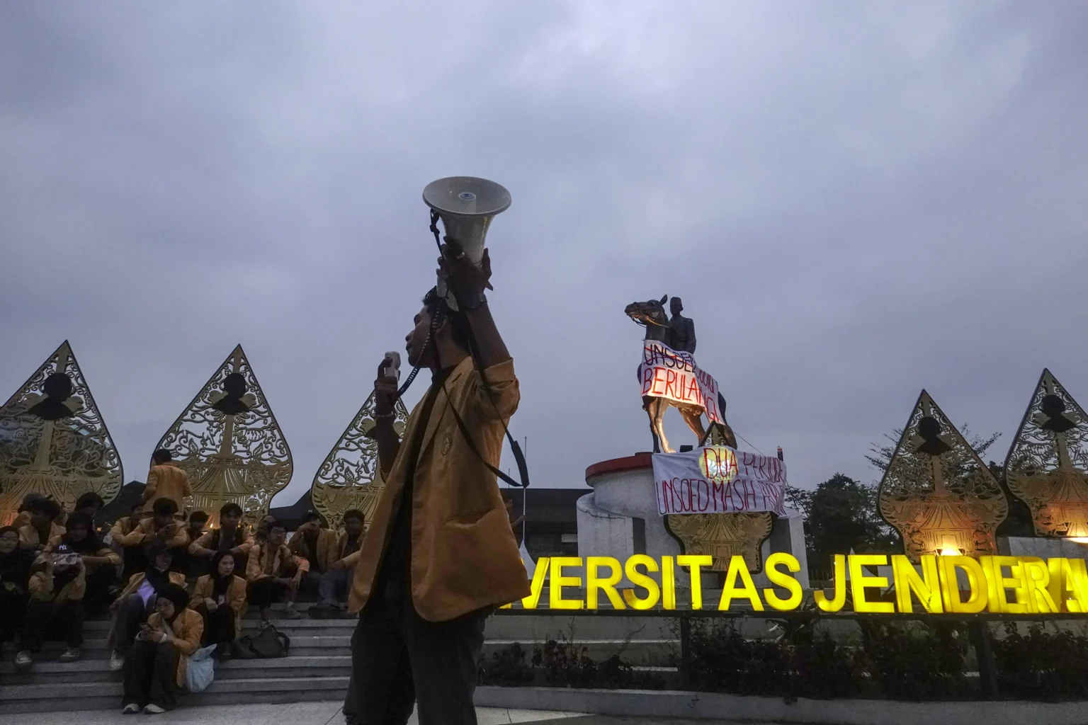 Mahasiswa menggelar aksi keprihatinan atas OTT KPK yang menjerat Rektor Universitas Jenderal Soedirman (Unsoed) Profesor Akhmad Sodiq di Patung Jenderal Soedirman depan gedung pusat Unsoed, Purwokerto, Banyumas, Jawa Tengah, Jumat (21/8/2026).