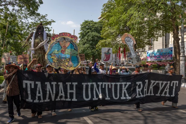 Sejumlah petani yang tergabung dalam Kelompok Tani Kawulo Alit Mandiri membentangkan spanduk saat unjuk rasa bertajuk "Tolak Kriminalisasi Petani" menuju Mapolda Jawa Tengah di Kota Semarang, Jawa Tengah, Senin (3/8/2026).