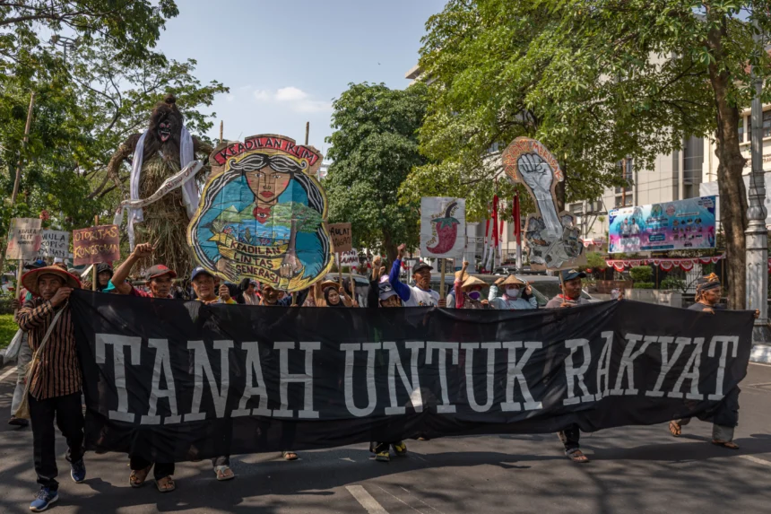 Sejumlah petani yang tergabung dalam Kelompok Tani Kawulo Alit Mandiri membentangkan spanduk saat unjuk rasa bertajuk "Tolak Kriminalisasi Petani" menuju Mapolda Jawa Tengah di Kota Semarang, Jawa Tengah, Senin (3/8/2026).