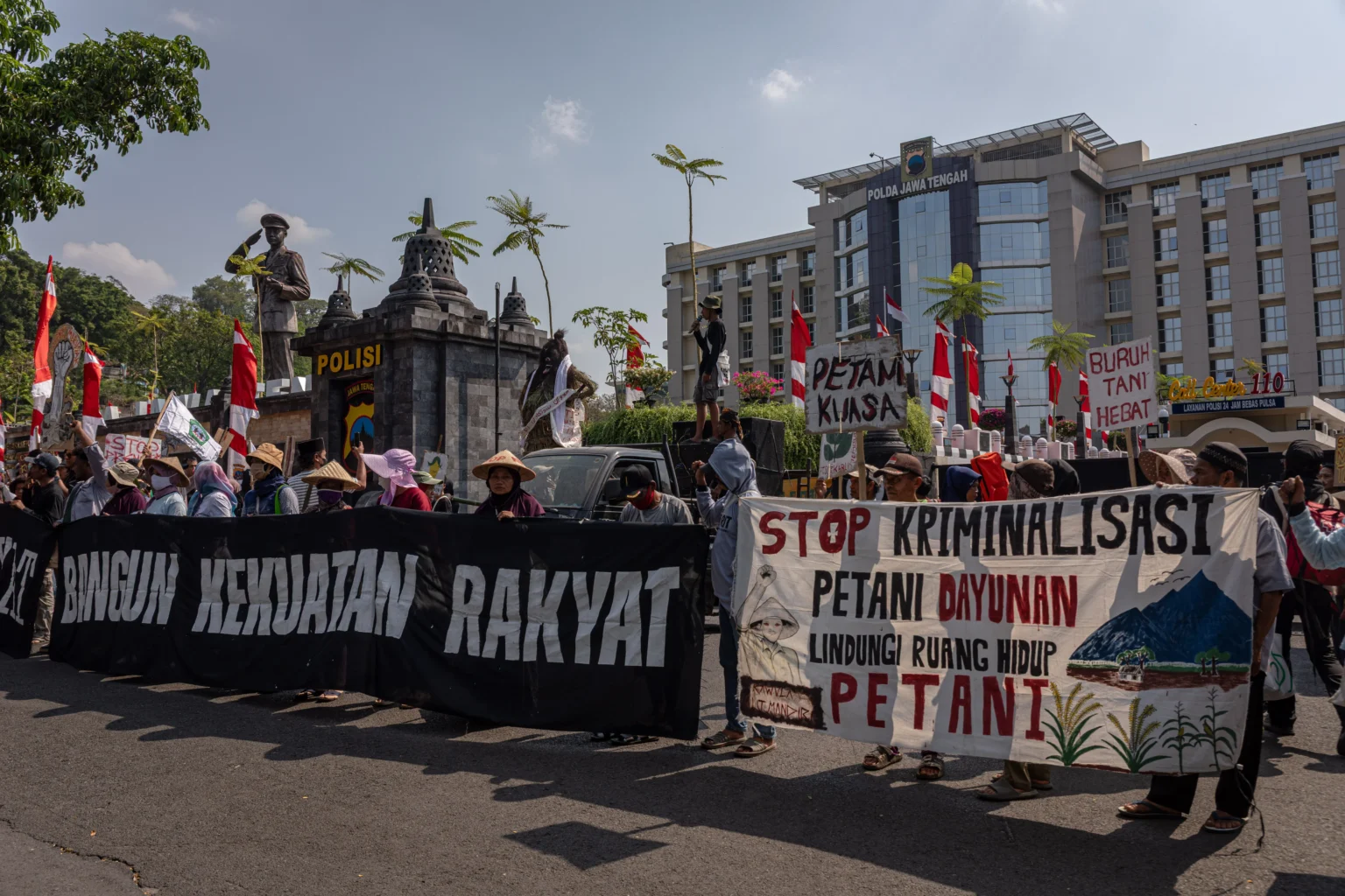 Sejumlah petani yang tergabung dalam Kelompok Tani Kawulo Alit Mandiri membentangkan spanduk saat unjuk rasa bertajuk "Tolak Kriminalisasi Petani" di depan Mapolda Jawa Tengah di Kota Semarang, Jawa Tengah, Senin (3/8/2026).