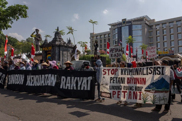 Sejumlah petani yang tergabung dalam Kelompok Tani Kawulo Alit Mandiri membentangkan spanduk saat unjuk rasa bertajuk "Tolak Kriminalisasi Petani" di depan Mapolda Jawa Tengah di Kota Semarang, Jawa Tengah, Senin (3/8/2026).