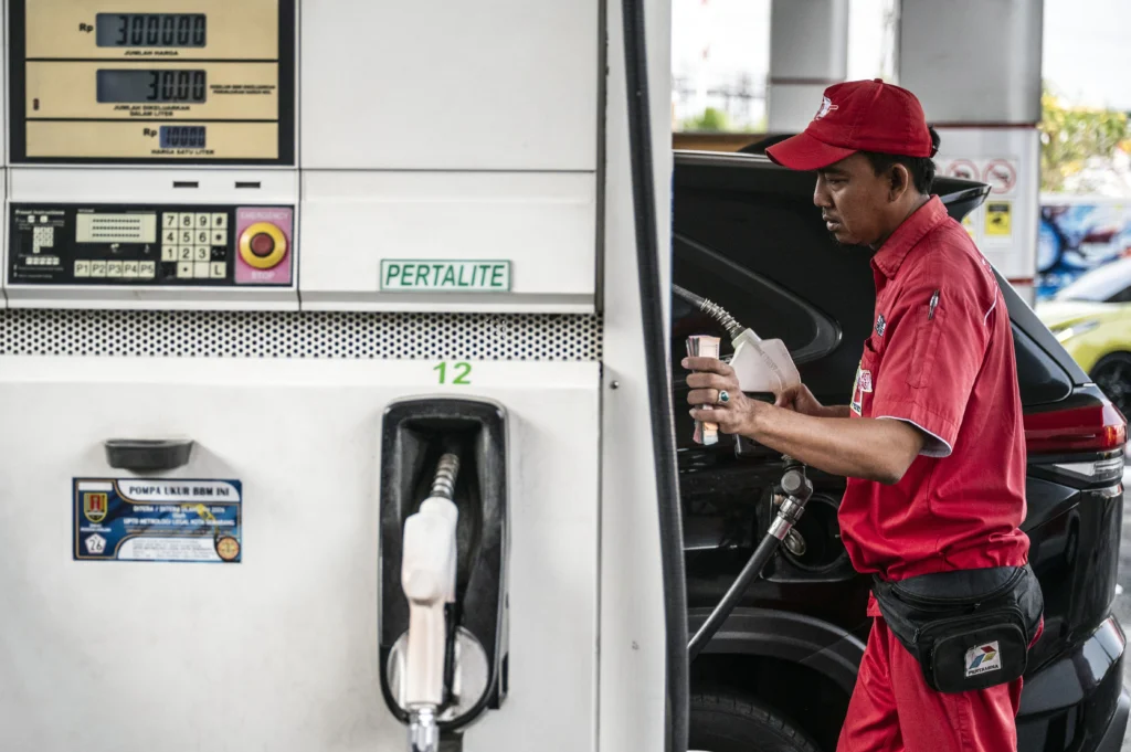 Petugas melayani pengisian bahan bakar minyak (BBM) jenis Pertalite di SPBU Jalan Majapahit, Semarang, Jawa Tengah. (Sumber: Antara Foto/Aprillio Akbar/nz)