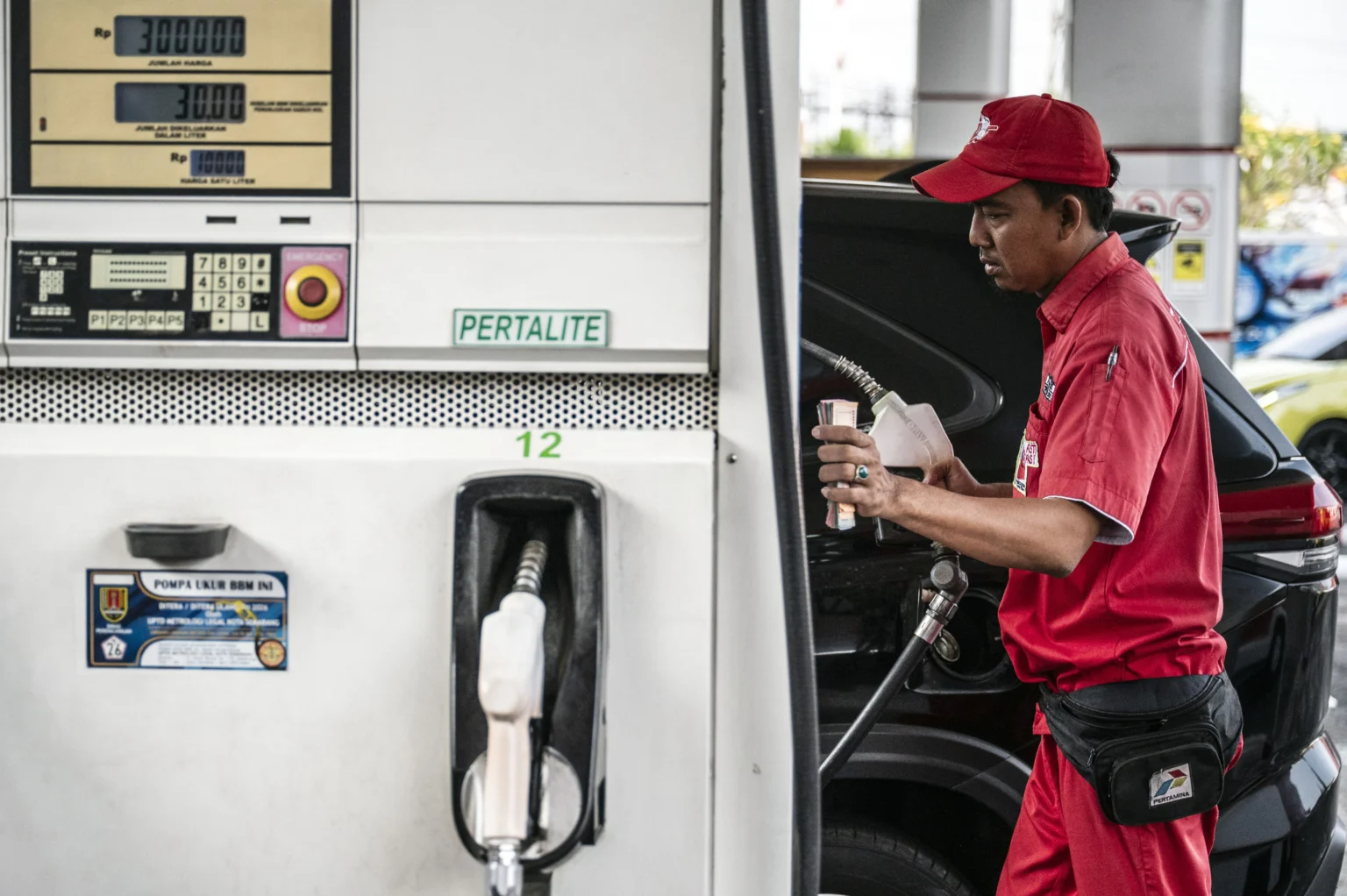 Petugas melayani pengisian bahan bakar minyak (BBM) jenis Pertalite di SPBU Jalan Majapahit, Semarang, Jawa Tengah. (Sumber: Antara Foto/Aprillio Akbar/nz)