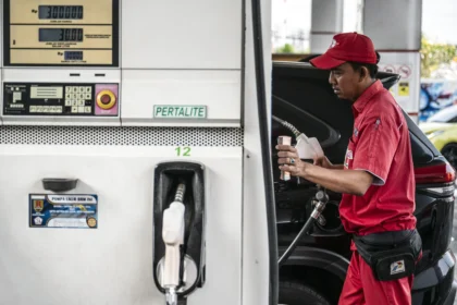 Petugas melayani pengisian bahan bakar minyak (BBM) jenis Pertalite di SPBU Jalan Majapahit, Semarang, Jawa Tengah. (Sumber: Antara Foto/Aprillio Akbar/nz)