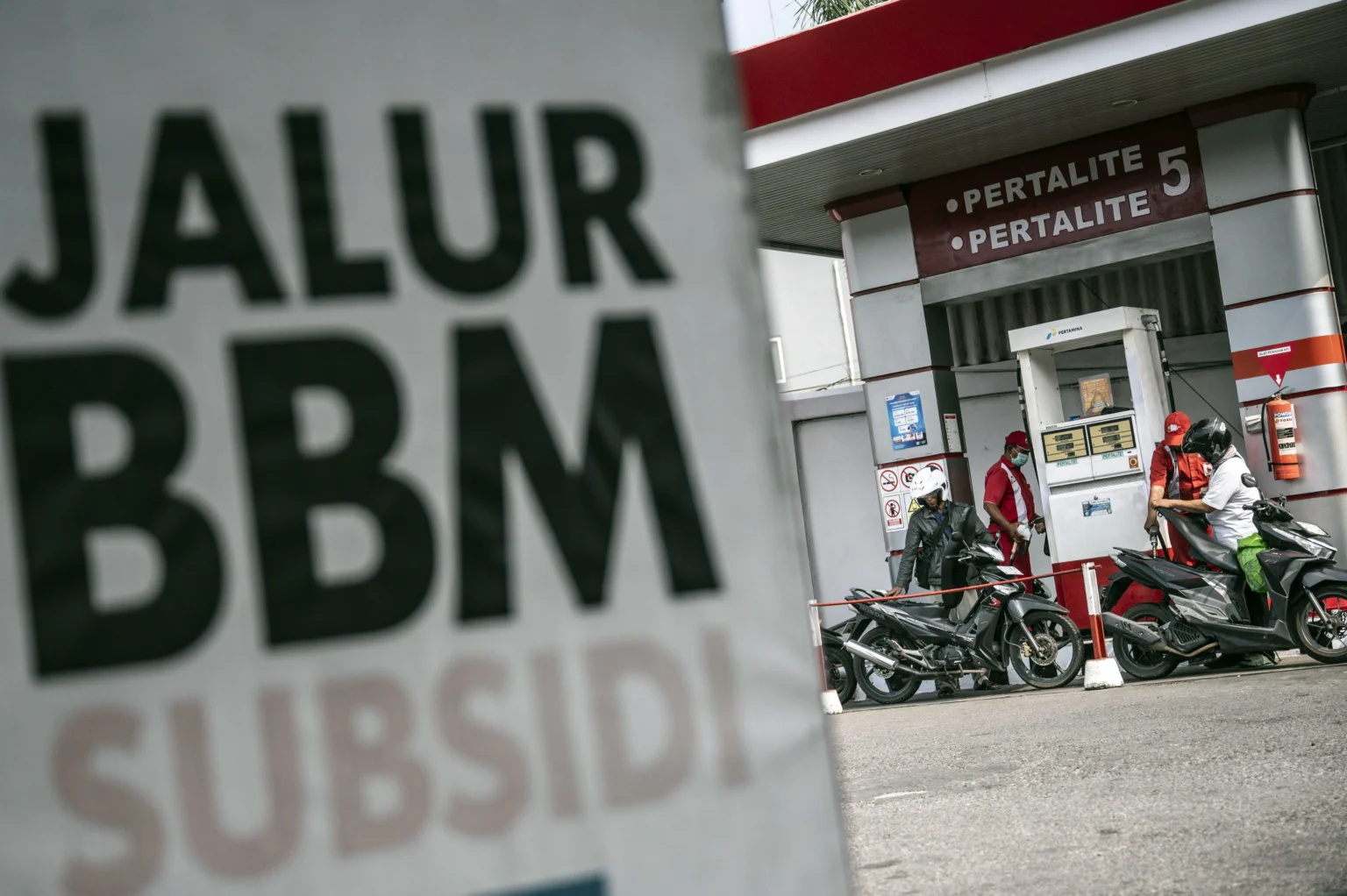 Petugas melayani pengisian bahan bakar minyak (BBM) jenis Pertalite di SPBU Jalan Majapahit, Semarang, Jawa Tengah, Selasa (18/8/2026).