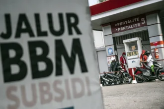 Petugas melayani pengisian bahan bakar minyak (BBM) jenis Pertalite di SPBU Jalan Majapahit, Semarang, Jawa Tengah, Selasa (18/8/2026).
