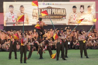 Sejumlah anggota pramuka melakukan defile saat Apel Akbar Pramuka Penggerak Ketahanan Pangan di Stadion Brawijaya, Kota Kediri, Jawa Timur