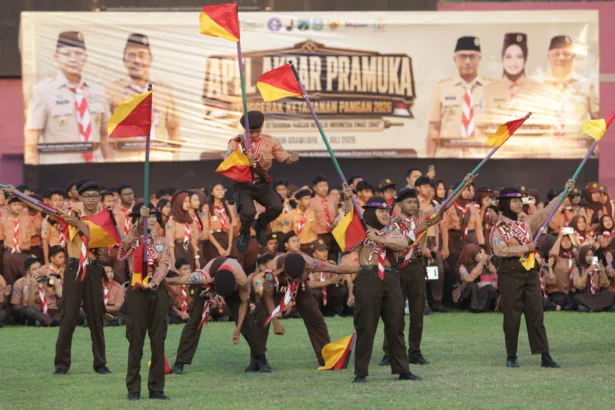 Sejumlah anggota pramuka melakukan defile saat Apel Akbar Pramuka Penggerak Ketahanan Pangan di Stadion Brawijaya, Kota Kediri, Jawa Timur