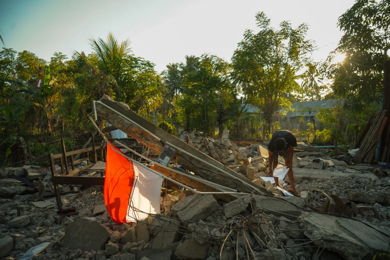 Seorang warga berada di reruntuhan rumah di Dampek, Lamba Leda Utara, Manggarai Timur, Nusa Tenggara Timur (NTT), Sabtu (22/8/2026).