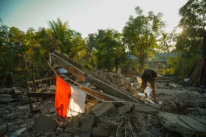 Seorang warga berada di reruntuhan rumah di Dampek, Lamba Leda Utara, Manggarai Timur, Nusa Tenggara Timur (NTT), Sabtu (22/8/2026).