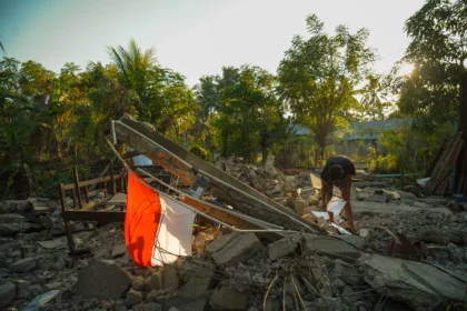 Seorang warga berada di reruntuhan rumah di Dampek, Lamba Leda Utara, Manggarai Timur, Nusa Tenggara Timur (NTT), Sabtu (22/8/2026).