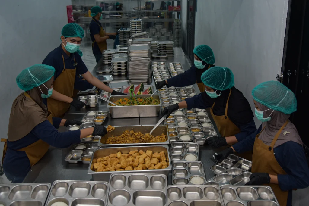 Relawan menyiapkan makanan Program Makan Bergizi Gratis (MBG) di dapur Satuan Pelayanan Pemenuhan Gizi (SPPG) Polda Sulteng, Palu, Sulawesi Tengah