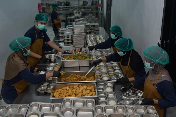 Relawan menyiapkan makanan Program Makan Bergizi Gratis (MBG) di dapur Satuan Pelayanan Pemenuhan Gizi (SPPG) Polda Sulteng, Palu, Sulawesi Tengah
