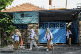 Petugas Badan Pengawas Obat dan Makanan (BPOM) Semarang berjalan keluar usai pemeriksaan di Satuan Pelayanan Pemenuhan Gizi (SPPG) Karangturi yang tidak beroperasi di Semarang, Jawa Tengah, Senin (3/8/2026). (Sumber: Antara Foto/Makna Zaezar/agr)