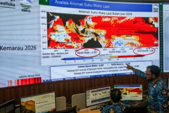 Petugas memantau perkembangan analisis anomali suhu muka laut melalui layar monitor di Kantor Pusat Badan Meteorologi, Klimatologi, dan Geofisika (BMKG), Jakarta