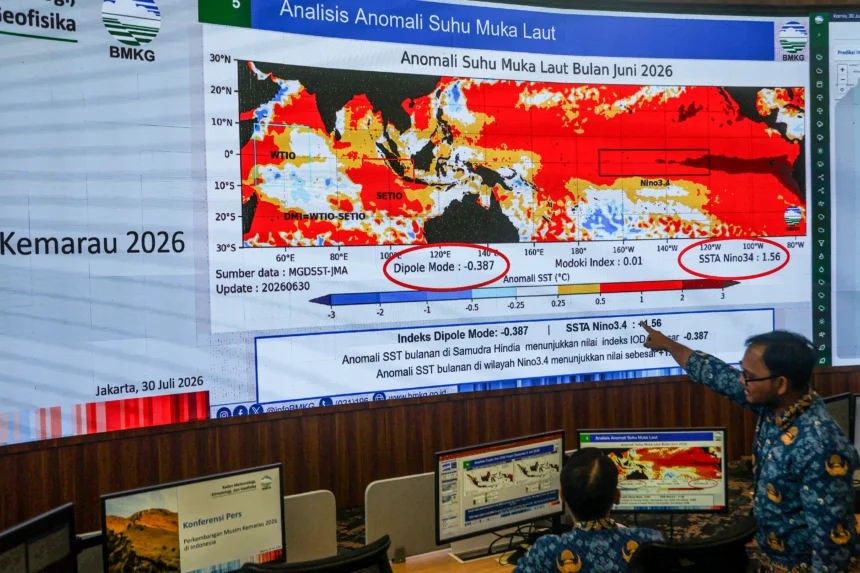 Petugas memantau perkembangan analisis anomali suhu muka laut melalui layar monitor di Kantor Pusat Badan Meteorologi, Klimatologi, dan Geofisika (BMKG), Jakarta