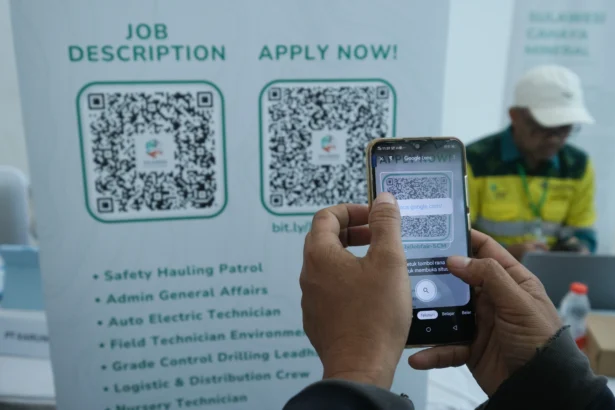 Pencari kerja mencari informasi pekerjaan melalui scan kode batang saat bursa kerja di Balai Kota Kendari, Sulawesi Tenggara