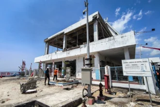 Petugas melihat kondisi bangunan Pelabuhan Laurentius Say Maumere yang rusak akibat gempa di Kabupaten Sikka, Nusa Tenggara Timur (NTT). (Sumber: Antara Foto/Gregorio J Gilbert/sth/nz)