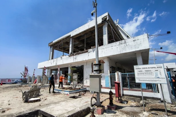 Petugas melihat kondisi bangunan Pelabuhan Laurentius Say Maumere yang rusak akibat gempa di Kabupaten Sikka, Nusa Tenggara Timur (NTT). (Sumber: Antara Foto/Gregorio J Gilbert/sth/nz)