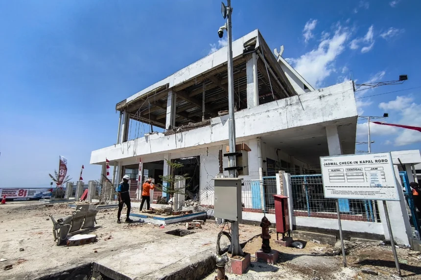 Petugas melihat kondisi bangunan Pelabuhan Laurentius Say Maumere yang rusak akibat gempa di Kabupaten Sikka, Nusa Tenggara Timur (NTT). (Sumber: Antara Foto/Gregorio J Gilbert/sth/nz)