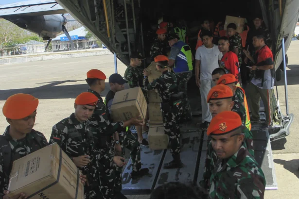 Sejumlah personel TNI AU dan Polda NTT memasukkan bantuan logistik ke dalam pesawat Hercules untuk korban gempa Pulau Flores di Lanud El Tari Kupang, Kota Kupang, NTT