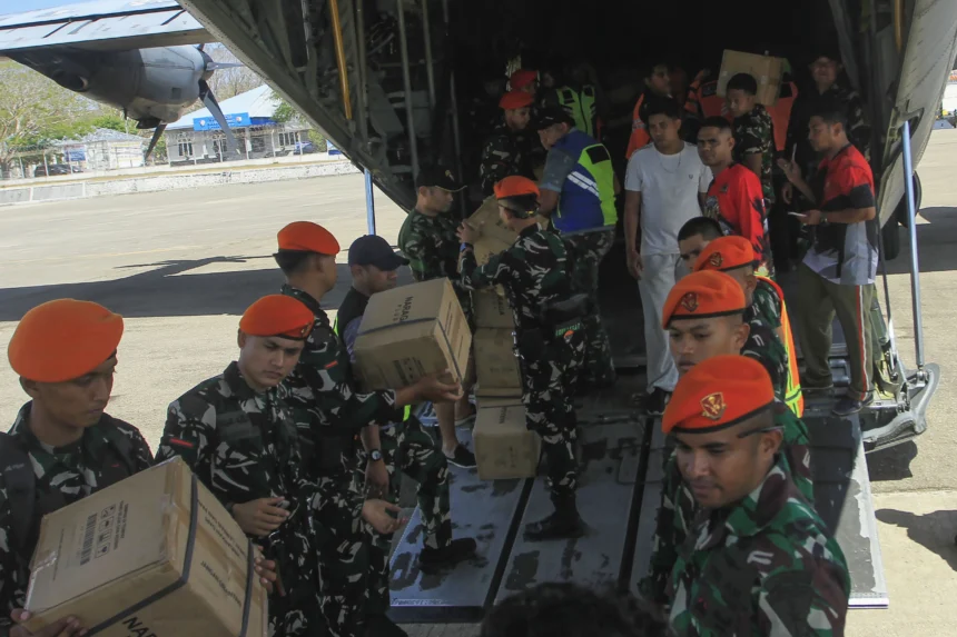 Sejumlah personel TNI AU dan Polda NTT memasukkan bantuan logistik ke dalam pesawat Hercules untuk korban gempa Pulau Flores di Lanud El Tari Kupang, Kota Kupang, NTT
