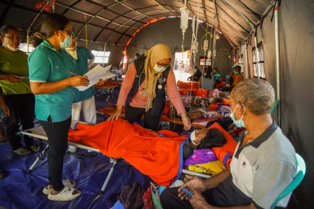 Petugas Medis dari Muhammadiyah Disaster Management Center (MDMC) memeriksa korban gempa di Dampek, Lamba Leda Utara, Manggarai Timur, Nusa Tenggara Timur (NTT)