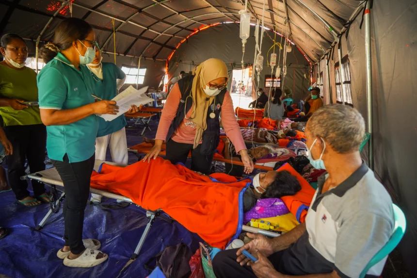 Petugas Medis dari Muhammadiyah Disaster Management Center (MDMC) memeriksa korban gempa di Dampek, Lamba Leda Utara, Manggarai Timur, Nusa Tenggara Timur (NTT)